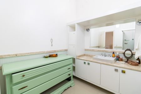 Casa de condomínio à venda com 632m², 4 quartos e 6 vagas Casa de condomínio à venda com 632m², 4 quartos e 6 vagasBanheiro da Suíte 3