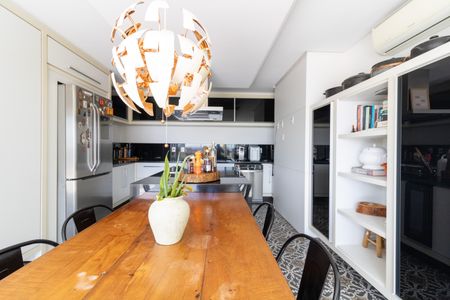 Casa de condomínio à venda com 632m², 4 quartos e 6 vagas Casa de condomínio à venda com 632m², 4 quartos e 6 vagasCozinha