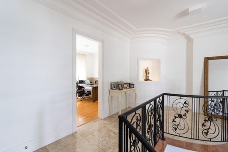 Casa de condomínio à venda com 632m², 4 quartos e 6 vagas Casa de condomínio à venda com 632m², 4 quartos e 6 vagasCorredor