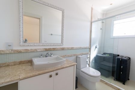 Casa de condomínio à venda com 632m², 4 quartos e 6 vagas Casa de condomínio à venda com 632m², 4 quartos e 6 vagasBanheiro da Suíte 4