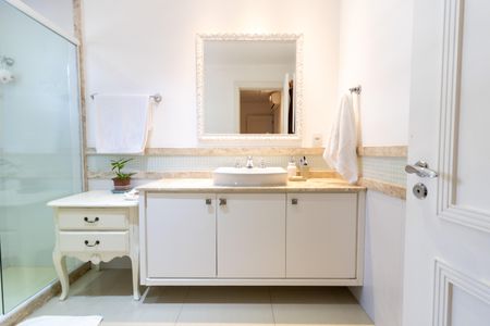 Casa de condomínio à venda com 632m², 4 quartos e 6 vagas Casa de condomínio à venda com 632m², 4 quartos e 6 vagasBanheiro da Suíte 2