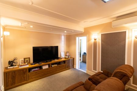 Casa de condomínio à venda com 632m², 4 quartos e 6 vagas Casa de condomínio à venda com 632m², 4 quartos e 6 vagasSala de TV