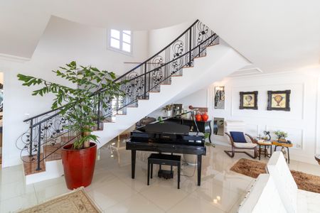 Casa de condomínio à venda com 632m², 4 quartos e 6 vagas Casa de condomínio à venda com 632m², 4 quartos e 6 vagasSala