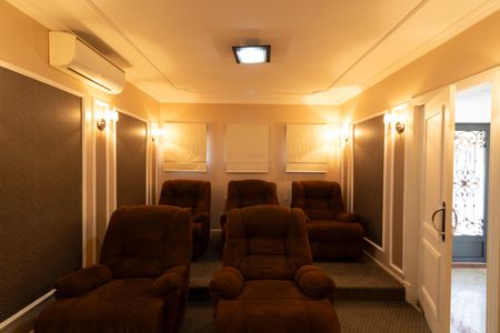 Casa de condomínio à venda com 632m², 4 quartos e 6 vagas Casa de condomínio à venda com 632m², 4 quartos e 6 vagasSala de TV