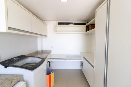 Casa de condomínio à venda com 632m², 4 quartos e 6 vagas Casa de condomínio à venda com 632m², 4 quartos e 6 vagasLavanderia