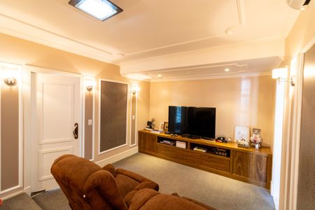 Casa de condomínio à venda com 632m², 4 quartos e 6 vagas Casa de condomínio à venda com 632m², 4 quartos e 6 vagasSala de TV