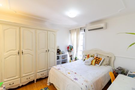 Casa de condomínio à venda com 632m², 4 quartos e 6 vagas Casa de condomínio à venda com 632m², 4 quartos e 6 vagasSuíte 3