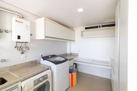 Casa de condomínio à venda com 632m², 4 quartos e 6 vagas Casa de condomínio à venda com 632m², 4 quartos e 6 vagasLavanderia