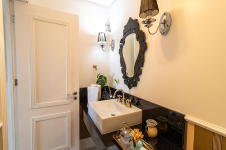 Casa de condomínio à venda com 632m², 4 quartos e 6 vagas Casa de condomínio à venda com 632m², 4 quartos e 6 vagasLavabo