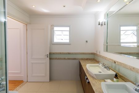 Casa de condomínio à venda com 632m², 4 quartos e 6 vagas Casa de condomínio à venda com 632m², 4 quartos e 6 vagasBanheiro da Suíte 1