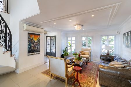 Casa de condomínio à venda com 632m², 4 quartos e 6 vagas Casa de condomínio à venda com 632m², 4 quartos e 6 vagasSala