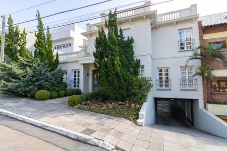 Casa de condomínio à venda com 632m², 4 quartos e 6 vagas Casa de condomínio à venda com 632m², 4 quartos e 6 vagasFachada