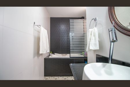 Apartamento à venda com 130m², 3 quartos e 1 vaga Apartamento à venda com 130m², 3 quartos e 1 vagaBanheiro Social