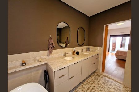 Casa à venda com 249m², 3 quartos e 2 vagas Casa à venda com 249m², 3 quartos e 2 vagasBanheiro da Suíte