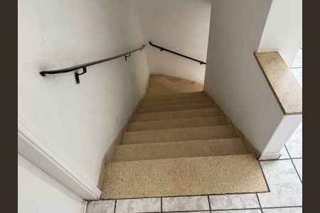 Apartamento para alugar com 45m², 1 quarto e 1 vaga Apartamento para alugar com 45m², 1 quarto e 1 vagaEscada