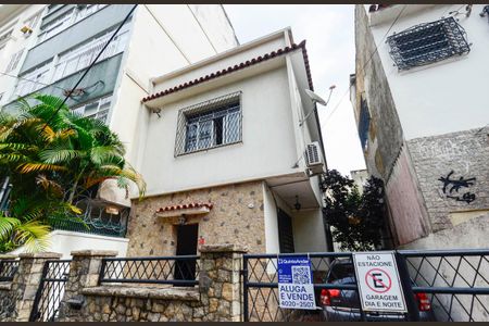Casa à venda com 220m², 3 quartos e 1 vaga Casa à venda com 220m², 3 quartos e 1 vagaFachada