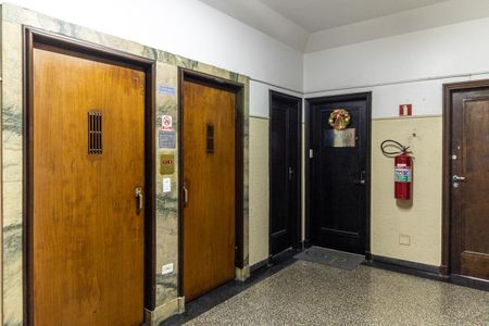 Apartamento à venda com 105m², 2 quartos e sem vagaElevadores