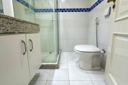 Apartamento à venda com 215m², 3 quartos e 2 vagas Apartamento à venda com 215m², 3 quartos e 2 vagasBanheiro Social