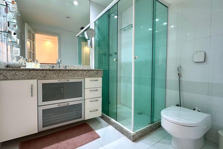 Apartamento à venda com 215m², 3 quartos e 2 vagas Apartamento à venda com 215m², 3 quartos e 2 vagasBanheiro da Suíte