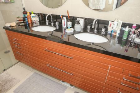 Apartamento à venda com 162m², 3 quartos e 3 vagas Apartamento à venda com 162m², 3 quartos e 3 vagasBanheiro da Suíte 1