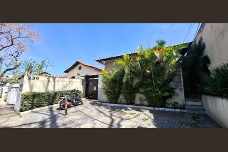 Casa à venda com 567m², 3 quartos e 8 vagas Casa à venda com 567m², 3 quartos e 8 vagasFachada
