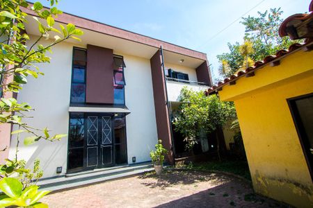 Casa à venda com 567m², 3 quartos e 8 vagas Casa à venda com 567m², 3 quartos e 8 vagasÁrea externa