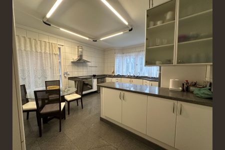 Casa para alugar com 570m², 5 quartos e 2 vagas Casa para alugar com 570m², 5 quartos e 2 vagasCozinha
