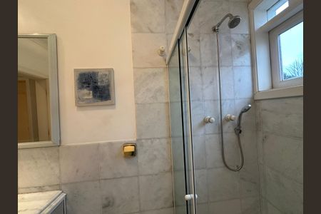 Casa para alugar com 570m², 5 quartos e 2 vagas Casa para alugar com 570m², 5 quartos e 2 vagasBanheiro Social