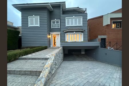 Casa para alugar com 570m², 5 quartos e 2 vagas Casa para alugar com 570m², 5 quartos e 2 vagasFachada