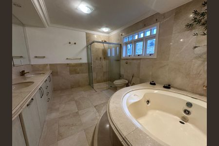 Casa para alugar com 570m², 5 quartos e 2 vagas Casa para alugar com 570m², 5 quartos e 2 vagasBanheiro da Suíte 2