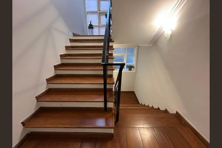 Casa para alugar com 570m², 5 quartos e 2 vagas Casa para alugar com 570m², 5 quartos e 2 vagasEscada