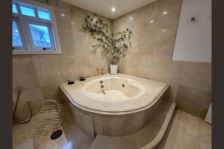 Casa para alugar com 570m², 5 quartos e 2 vagas Casa para alugar com 570m², 5 quartos e 2 vagasBanheiro da Suíte 2