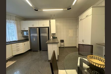 Casa para alugar com 570m², 5 quartos e 2 vagas Casa para alugar com 570m², 5 quartos e 2 vagasCozinha
