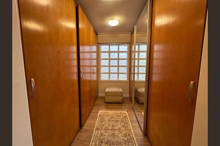 Casa para alugar com 570m², 5 quartos e 2 vagas Casa para alugar com 570m², 5 quartos e 2 vagasCloset da suíte 2