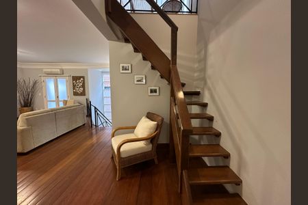 Casa para alugar com 570m², 5 quartos e 2 vagas Casa para alugar com 570m², 5 quartos e 2 vagasEscada