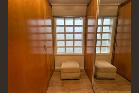 Casa para alugar com 570m², 5 quartos e 2 vagas Casa para alugar com 570m², 5 quartos e 2 vagasCloset da suíte 2
