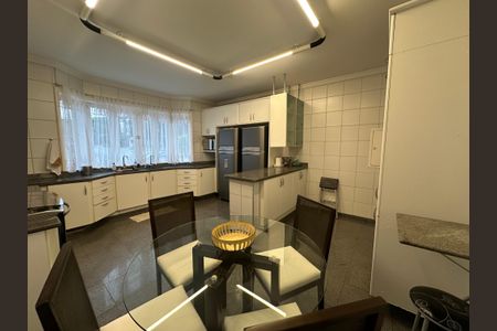 Casa para alugar com 570m², 5 quartos e 2 vagas Casa para alugar com 570m², 5 quartos e 2 vagasCozinha