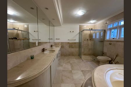 Casa para alugar com 570m², 5 quartos e 2 vagas Casa para alugar com 570m², 5 quartos e 2 vagasBanheiro da Suíte 2