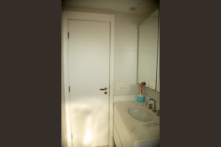Apartamento à venda com 225m², 3 quartos e 4 vagas Apartamento à venda com 225m², 3 quartos e 4 vagasBanheiro da Suíte 2
