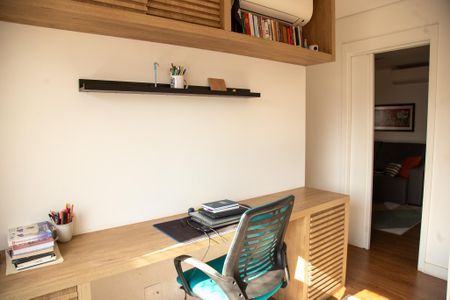 Apartamento à venda com 225m², 3 quartos e 4 vagas Apartamento à venda com 225m², 3 quartos e 4 vagasEscritório
