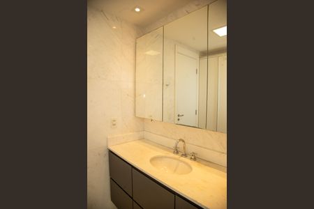 Apartamento à venda com 225m², 3 quartos e 4 vagas Apartamento à venda com 225m², 3 quartos e 4 vagasBanheiro da Suíte 1