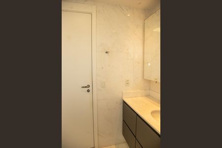 Apartamento à venda com 225m², 3 quartos e 4 vagas Apartamento à venda com 225m², 3 quartos e 4 vagasBanheiro da Suíte 1