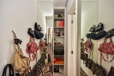 Casa de condomínio à venda com 300m², 4 quartos e 3 vagasArmário da Suíte 