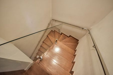 Casa de condomínio à venda com 300m², 4 quartos e 3 vagasEscada