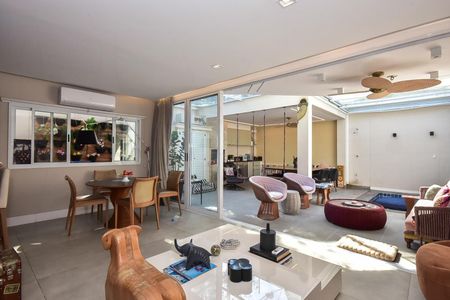 Casa de condomínio à venda com 300m², 4 quartos e 3 vagasSala