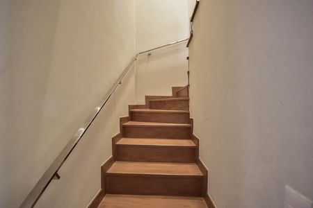 Casa de condomínio à venda com 300m², 4 quartos e 3 vagasEscada