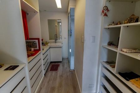 Apartamento à venda com 75m², 2 quartos e 1 vaga Apartamento à venda com 75m², 2 quartos e 1 vagaCloset da suíte
