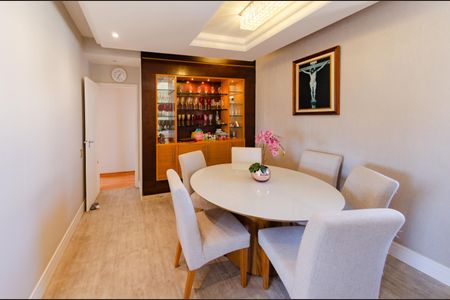 Apartamento à venda com 129m², 4 quartos e 2 vagas Apartamento à venda com 129m², 4 quartos e 2 vagasSala de jantar