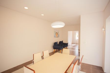 Casa à venda com 220m², 4 quartos e 2 vagas Casa à venda com 220m², 4 quartos e 2 vagasSala de Jantar
