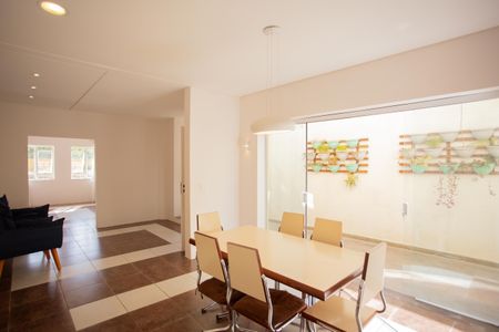Casa à venda com 220m², 4 quartos e 2 vagas Casa à venda com 220m², 4 quartos e 2 vagasSala de Jantar